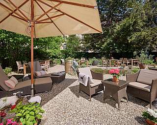 Relaxation area with loungers and tables in the garden.