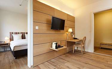 Ein stilvolles Hotelzimmer mit Holzverkleidung und Schreibtisch.