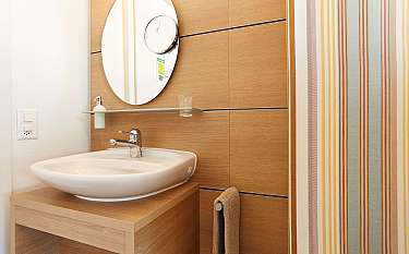 Ein elegantes Waschbecken in einem modernen Badezimmer mit Holzverkleidung.