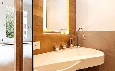 Elegantes Badezimmer mit Waschbecken und Spiegel, Holzverkleidung.