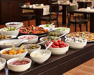 Ein Buffet mit verschiedenen Salaten, Gemüse und Beilagen.