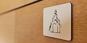 Schneebedeckte Stadtansicht von Basel am Rhein.