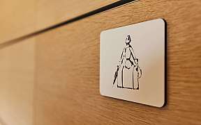 Schneebedeckte Stadtansicht von Basel am Rhein.