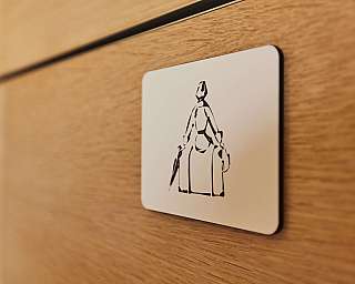 Schneebedeckte Stadtansicht von Basel am Rhein.