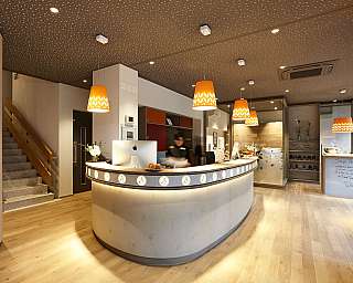 Ein Empfangstresen mit warmen Lichtern und Holzfußboden.